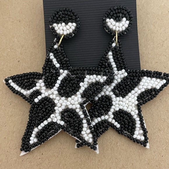 🎉❤️Black and White Beaded Cow Print Star Earrings - Picture 1 of 1